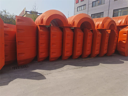 Pomarańczowy rurociąg z polyetylenu pływa. Ostateczne rozwiązanie dla trwałości.